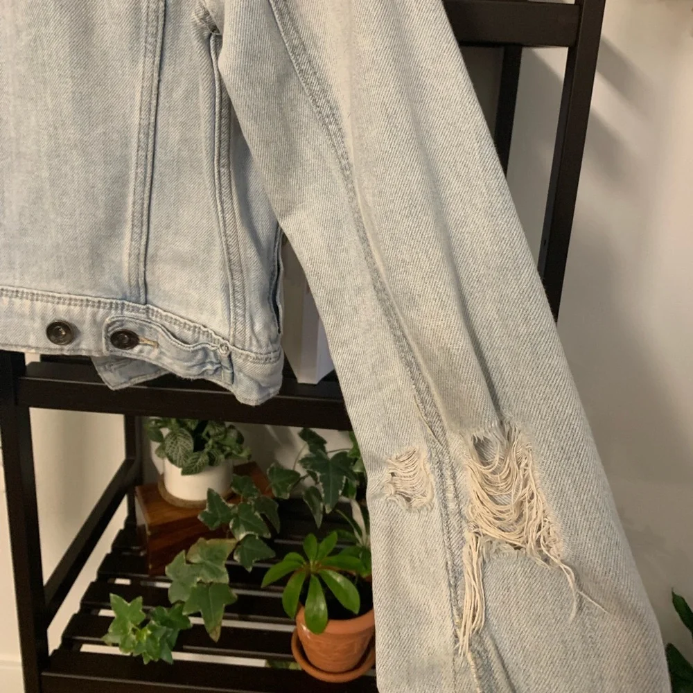 Page Distressed crop Jean jacket - Picture 7 of 9